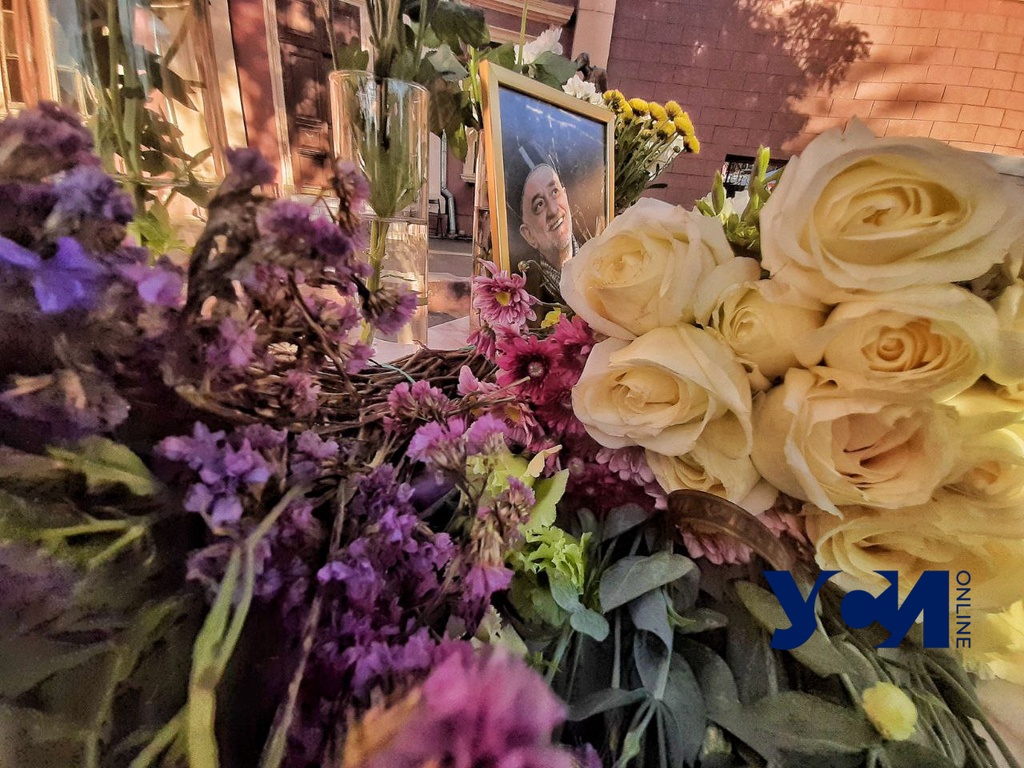 После смерти Ройтбурда одесситы несут цветы в худмузей (фото) «фото»