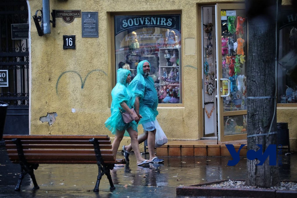 Мокрая суббота: одесситов и туристов не смущает легкий дождь (фото) «фото»