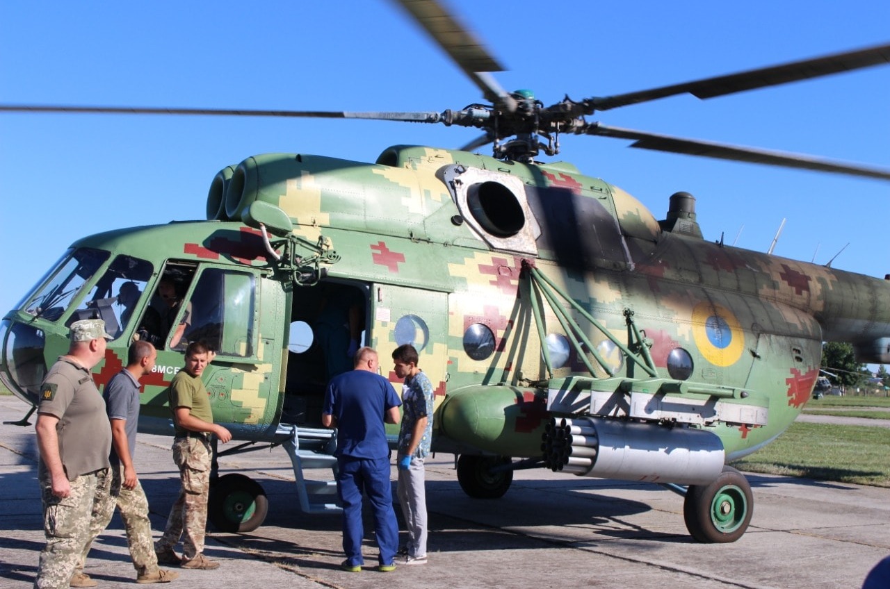В Одессу на вертолете доставили раненого военнослужащего (фото) «фото»