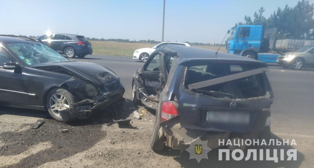 На трассе под Черноморском столкнулись три авто и мопед: двое пострадавших (фото) «фото»