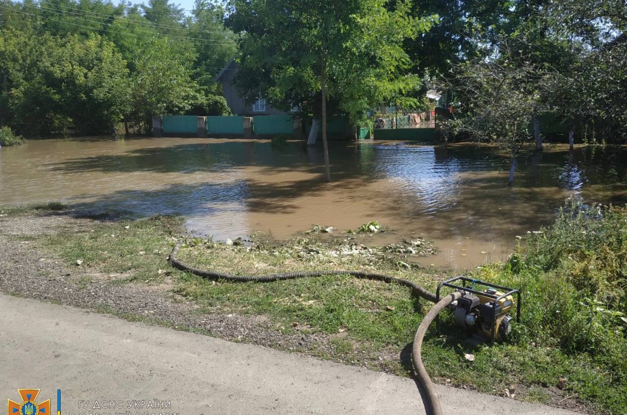 Потоп не сдается: спасатели до сих пор откачивают воду в Благодатном (фото) «фото»