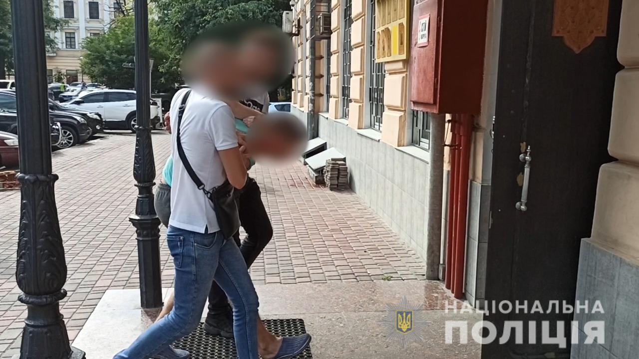 В Одессе средь бела дня мужчина срывал с женщин золотые цепочки (фото, видео) «фото»