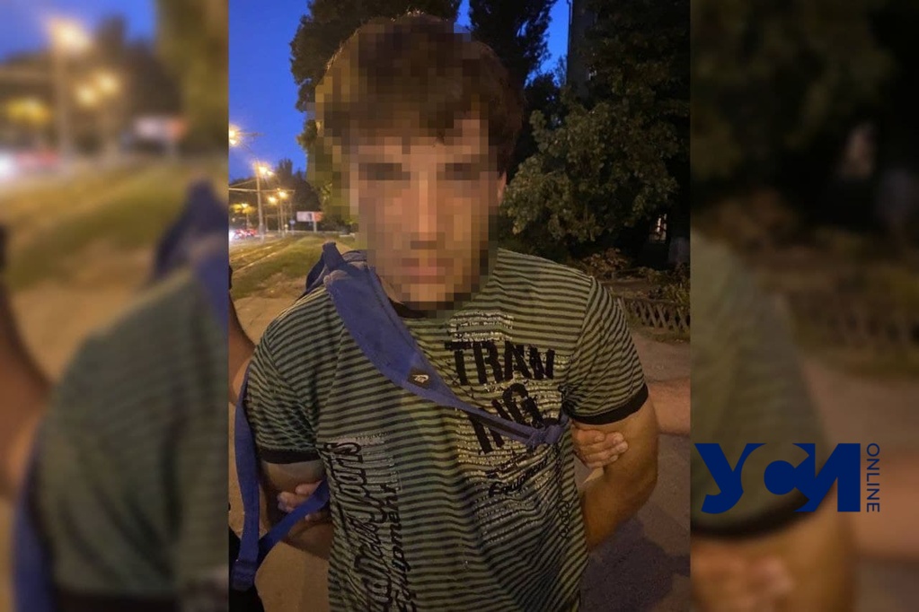 В Одессе на кладбище мужчина напал на двух девушек (фото) «фото»