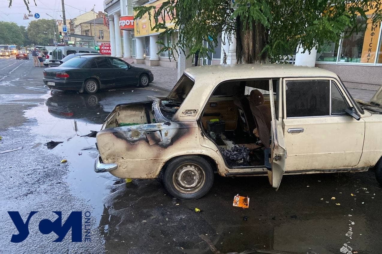 Разборки на Привозе: неизвестные подожгли автомобиль (фото) usionline.com Разборки на Привозе: неизвестные подожгли автомобиль (фото) «фото»