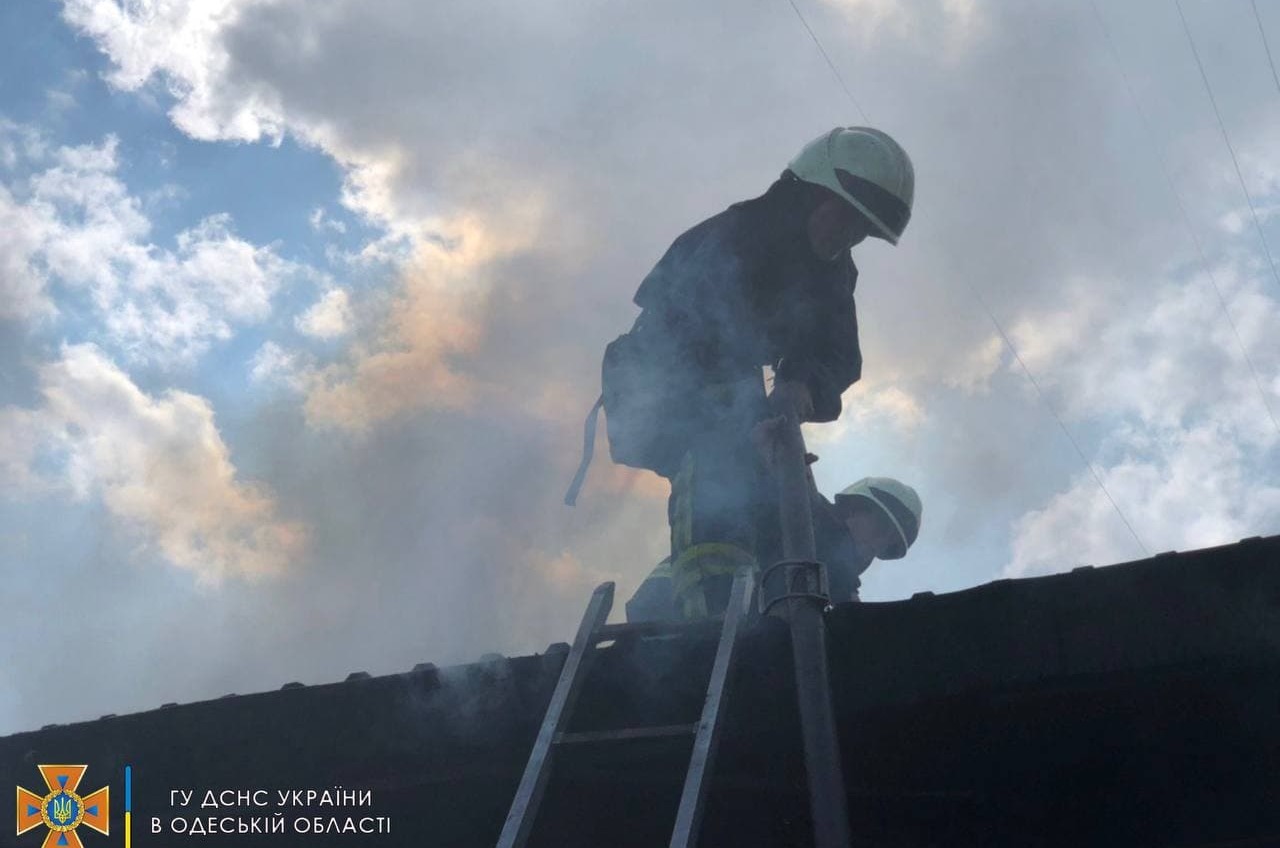 Спасатели тушат огонь в районе Куяльника (фото) «фото»