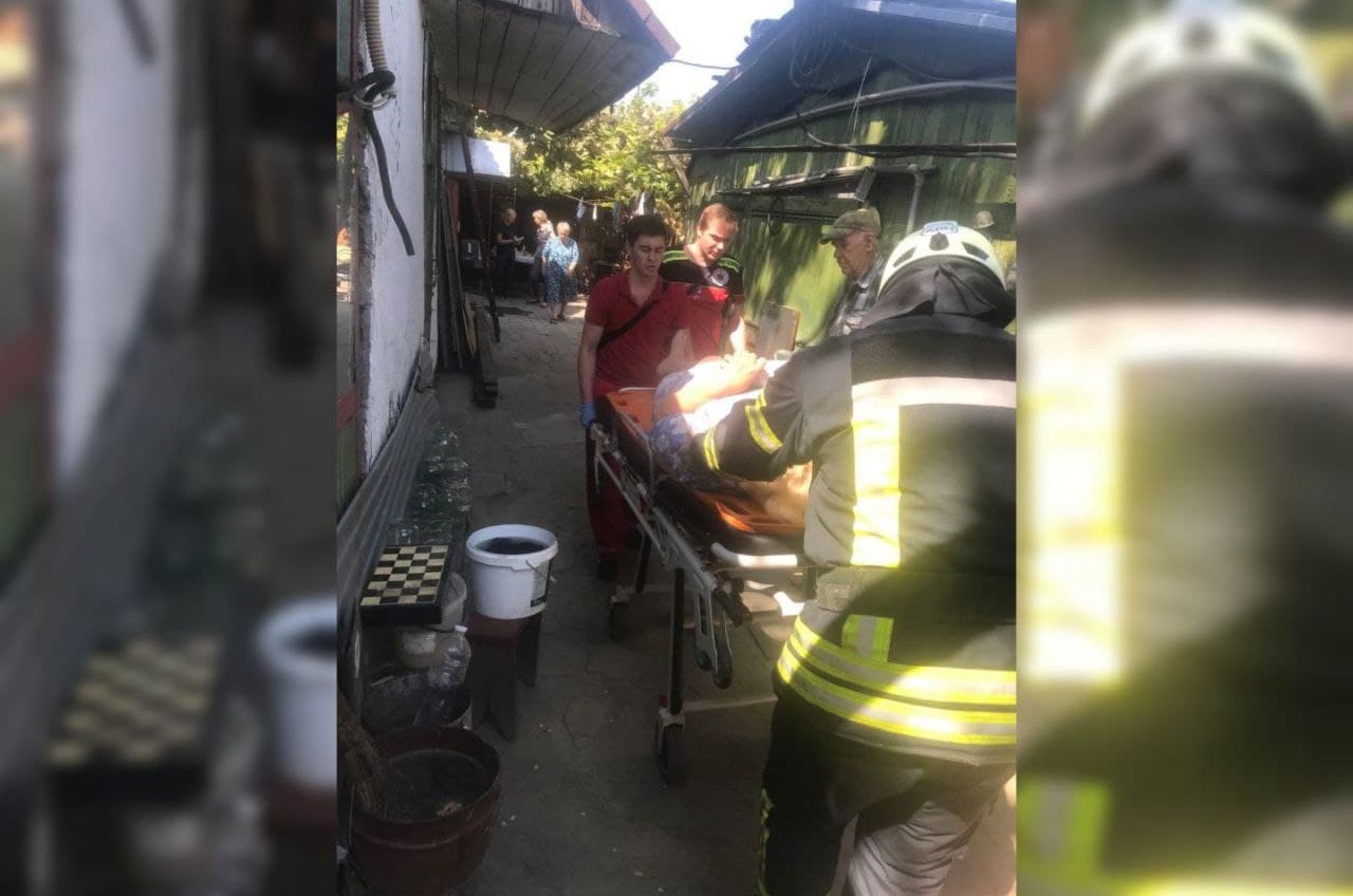 Пенсионерка из Одессы упала в подвал: ее доставали спасатели «фото»
