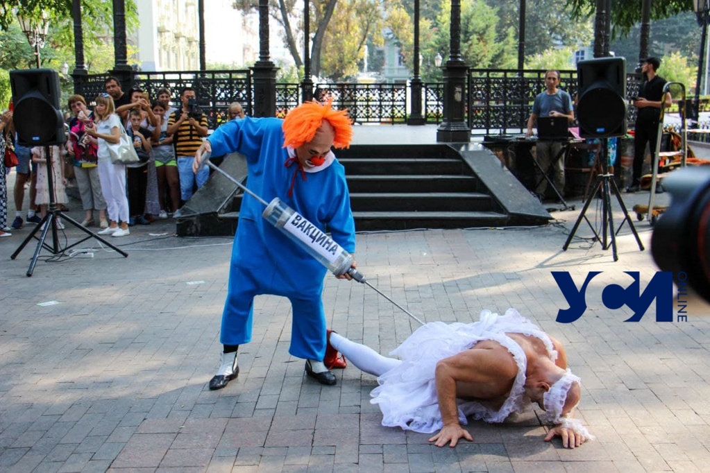 “Маски” в Ротонде: в центре Одессы клоуны развлекали отдыхающих (фото, аудио) «фото»