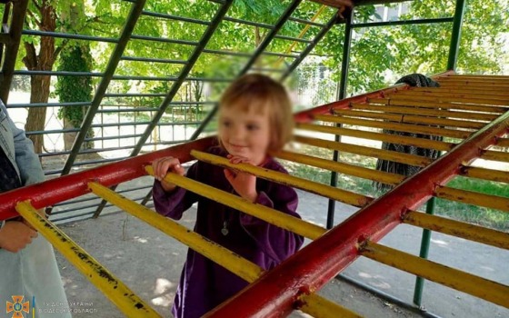 В Одесской области ребенок застрял на площадке (фото) usionline.com В Одесской области ребенок застрял на площадке (фото) «фото»
