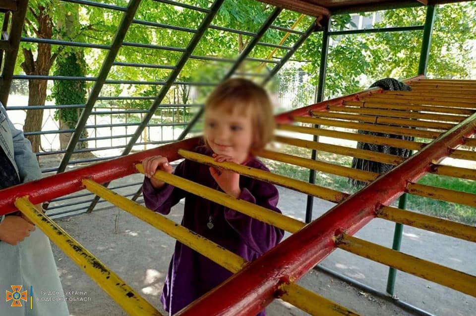 В Одесской области ребенок застрял на площадке (фото) «фото»