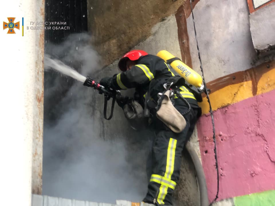 В центре Одессы 32 спасателя тушили пожар (фото) usionline.com В центре Одессы 32 спасателя тушили пожар (фото) «фото»
