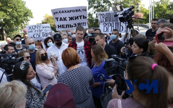 Скандал возле одесской мэрии: одесситов не пускают на сессию (трансляция) usionline.com Скандал возле одесской мэрии: одесситов не пускают на сессию (трансляция) «фото»