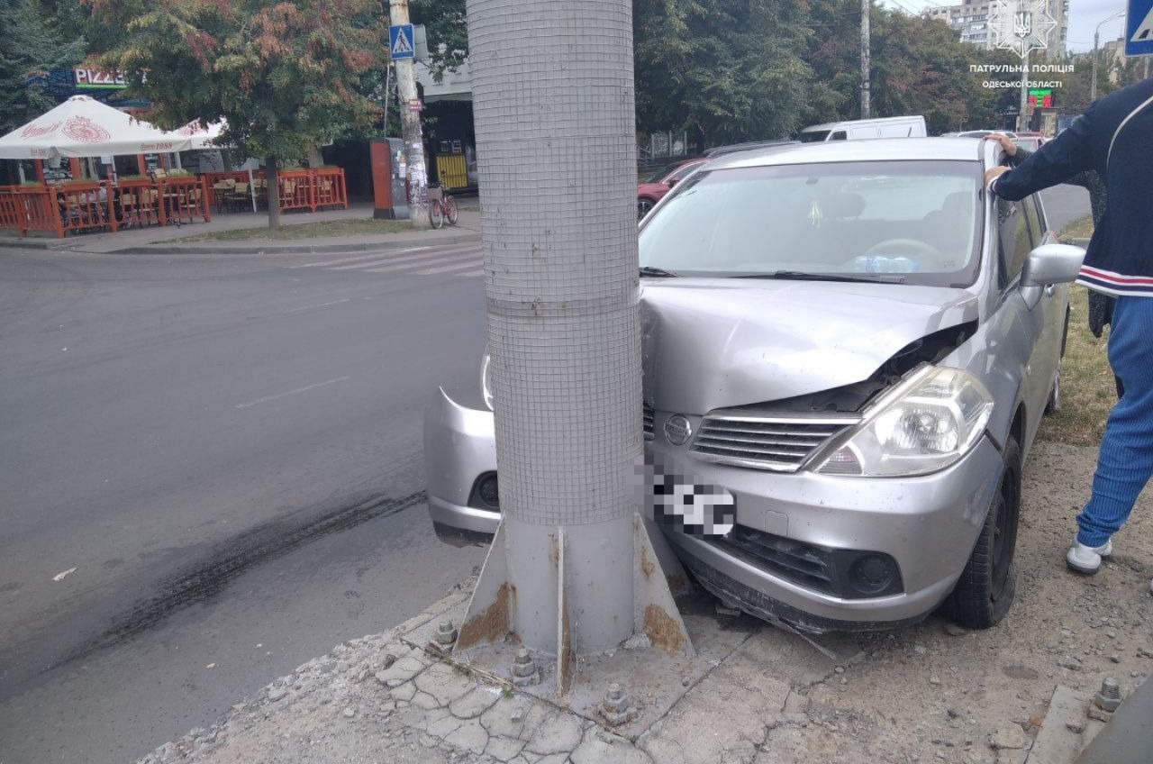 На Таирова легковушка влетела в столб: пострадала водитель «фото»