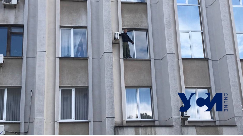 Переселенец в Одессе угрожал выпрыгнуть из окна ОГА (видео) «фото»