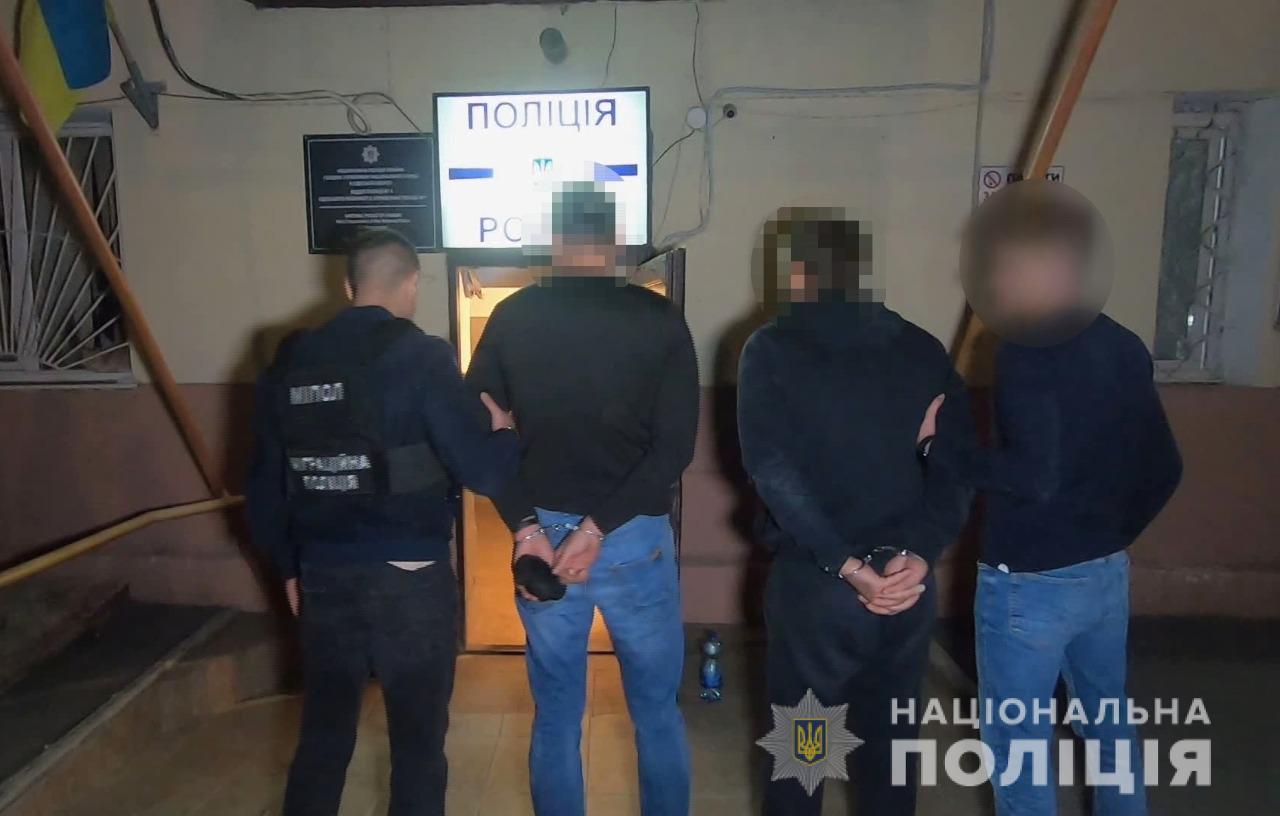 Поймали с поличным: полицейские задержали двух мужчин на краже на Таирова (фото, видео) «фото»