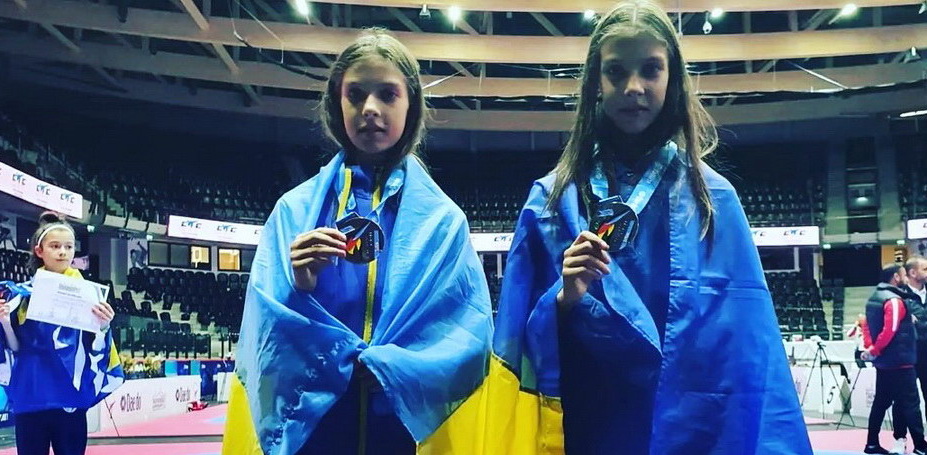 Одесситки-близняшки завоевали награды на чемпионате Европы по тхеквондо «фото»