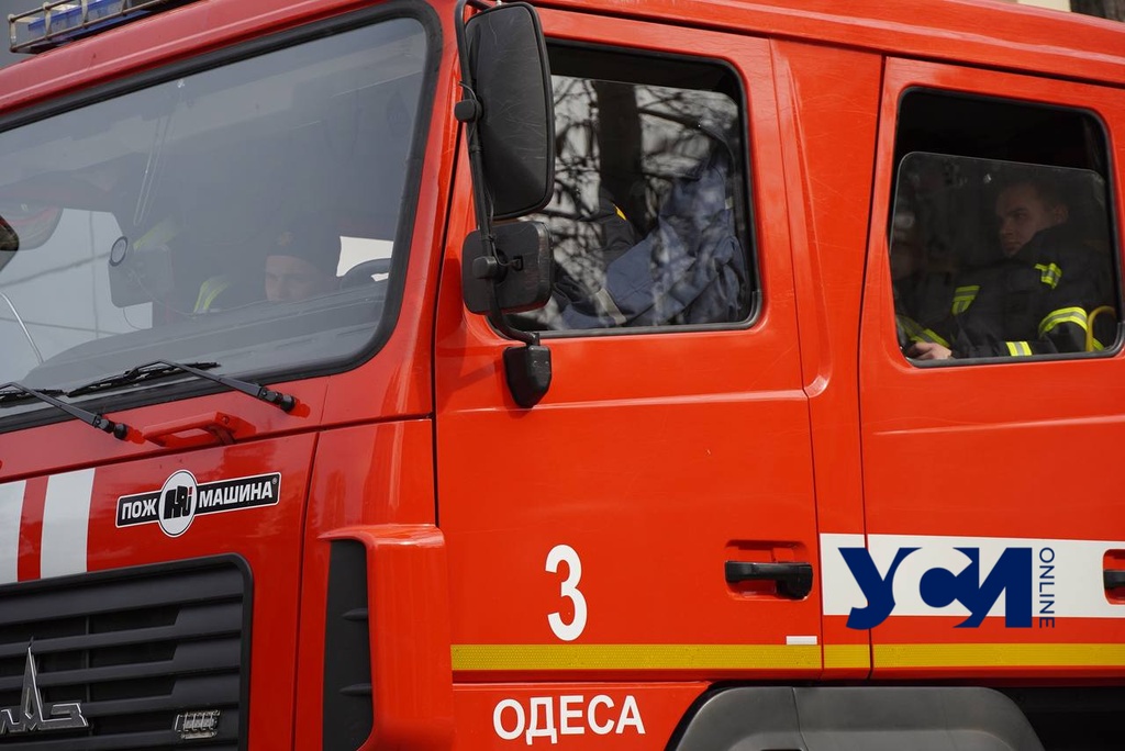 Под Одессой у АЗС выгорела машина (видео) «фото»