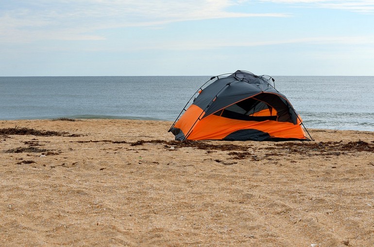 На Чкаловском пляже обокрали палатку отдыхающих (фото) «фото»