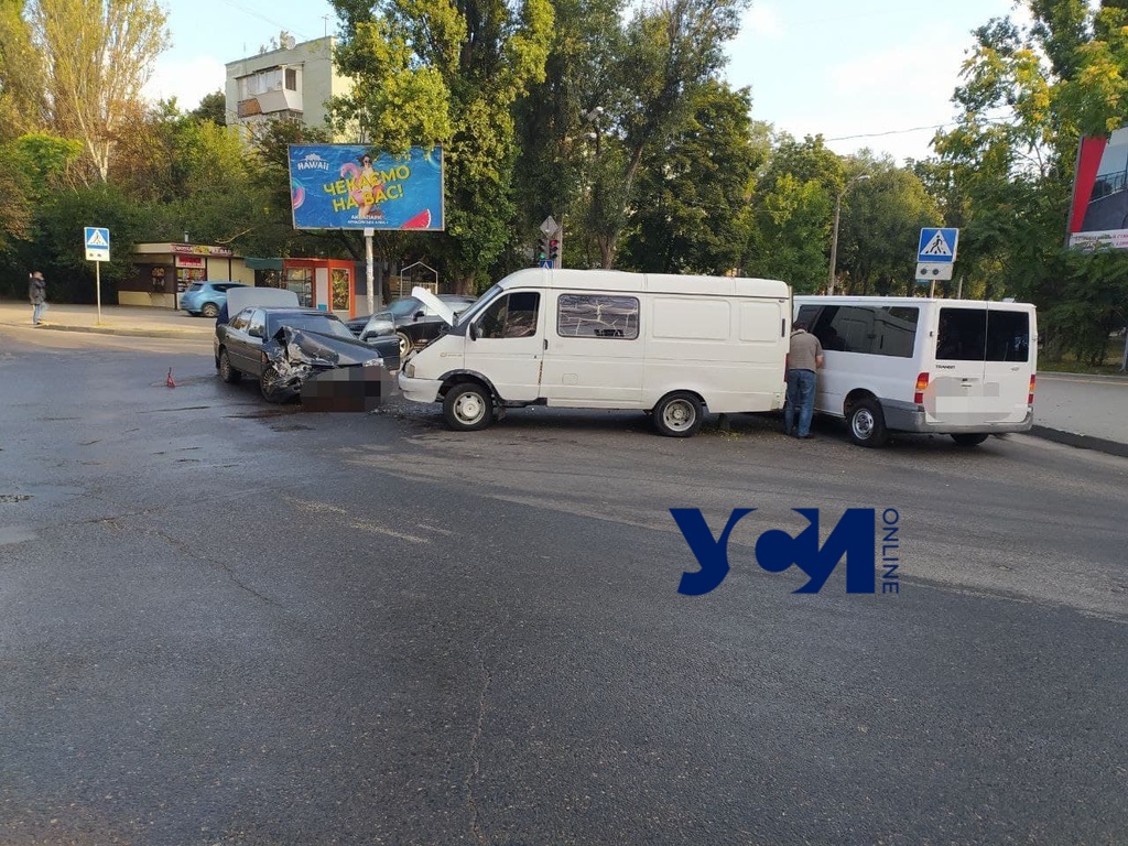 ДТП на Черемушках: две машины столкнулись лоб в лоб (фото) «фото»