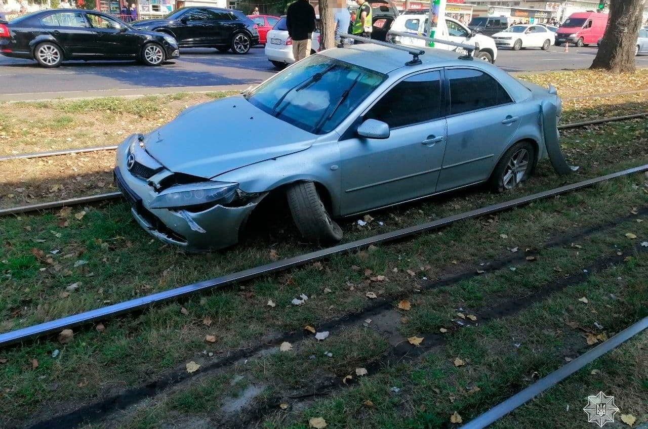 В Лузановке автомобиль выбросило на рельсы – трое пострадавших (фото) «фото»