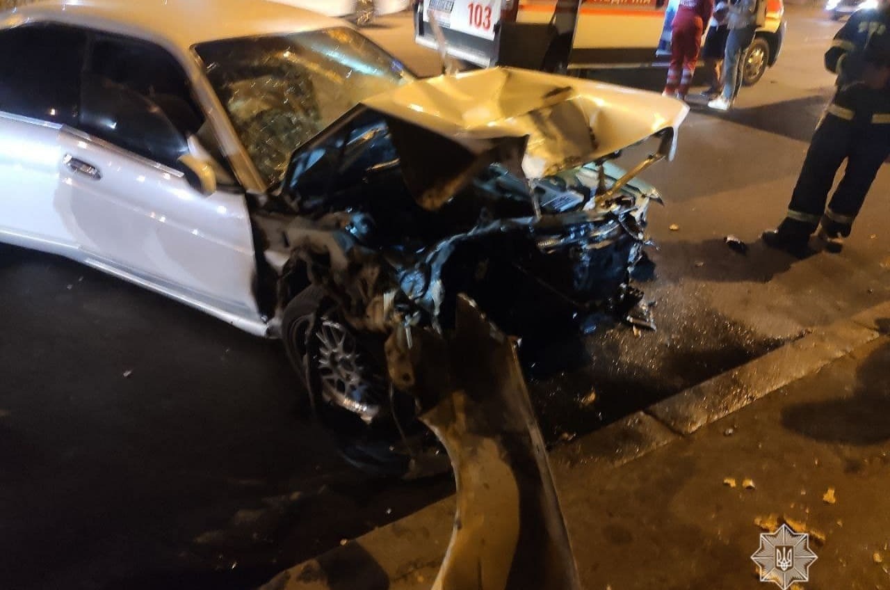 На проспекте Шевченко авто врезалось в столб: есть пострадавшие «фото»