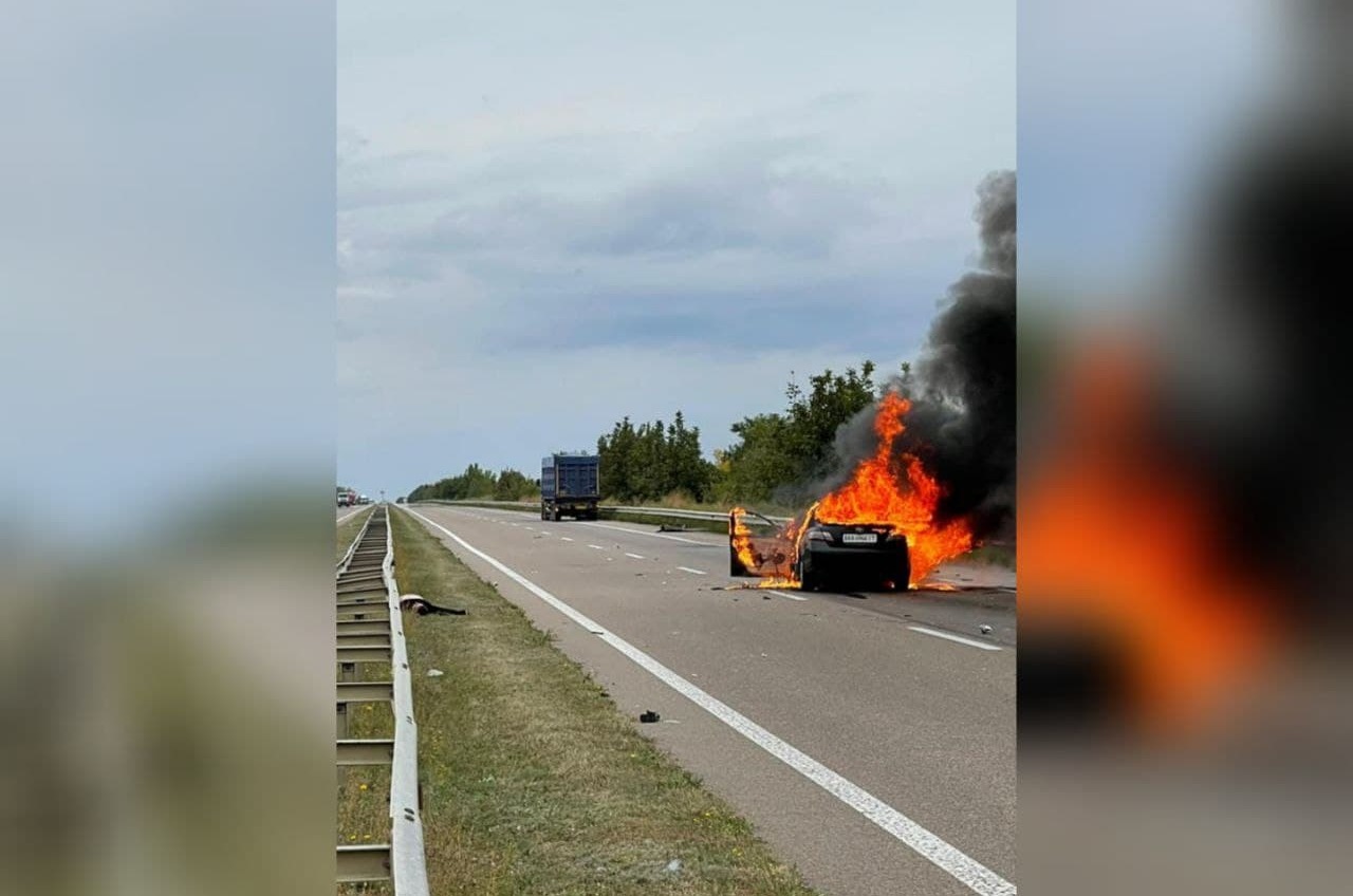 На трассе Одесса-Киев горит легковушка: есть погибший (фото) «фото»