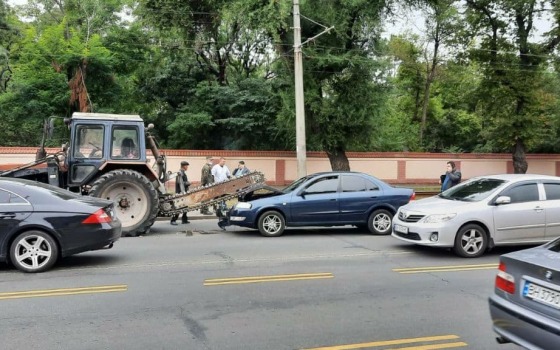 Автомобиль влетел под пилу трактора у кладбища на Люстдорфской дороге (видео) usionline.com Автомобиль влетел под пилу трактора у кладбища на Люстдорфской дороге (видео) «фото»