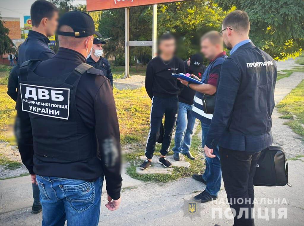 Полицейские разоблачили жителя Черновицкого района на незаконном выращивании конопли и хранении оружия «фото»
