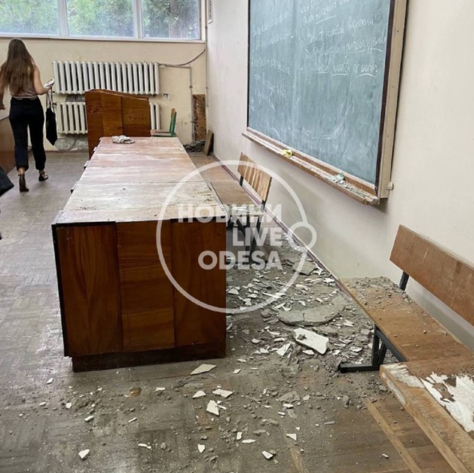 Во время пары в университете Мечникова рухнул потолок (видео) «фото»
