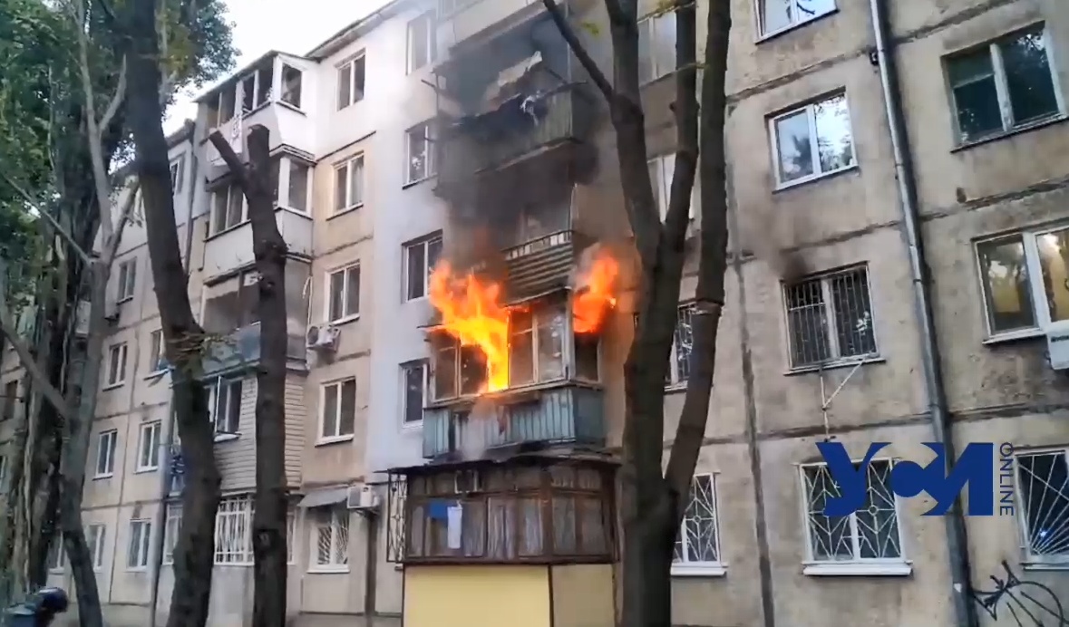 На Черемушках горит пятиэтажка: огнем охвачен балкон (видео) «фото»