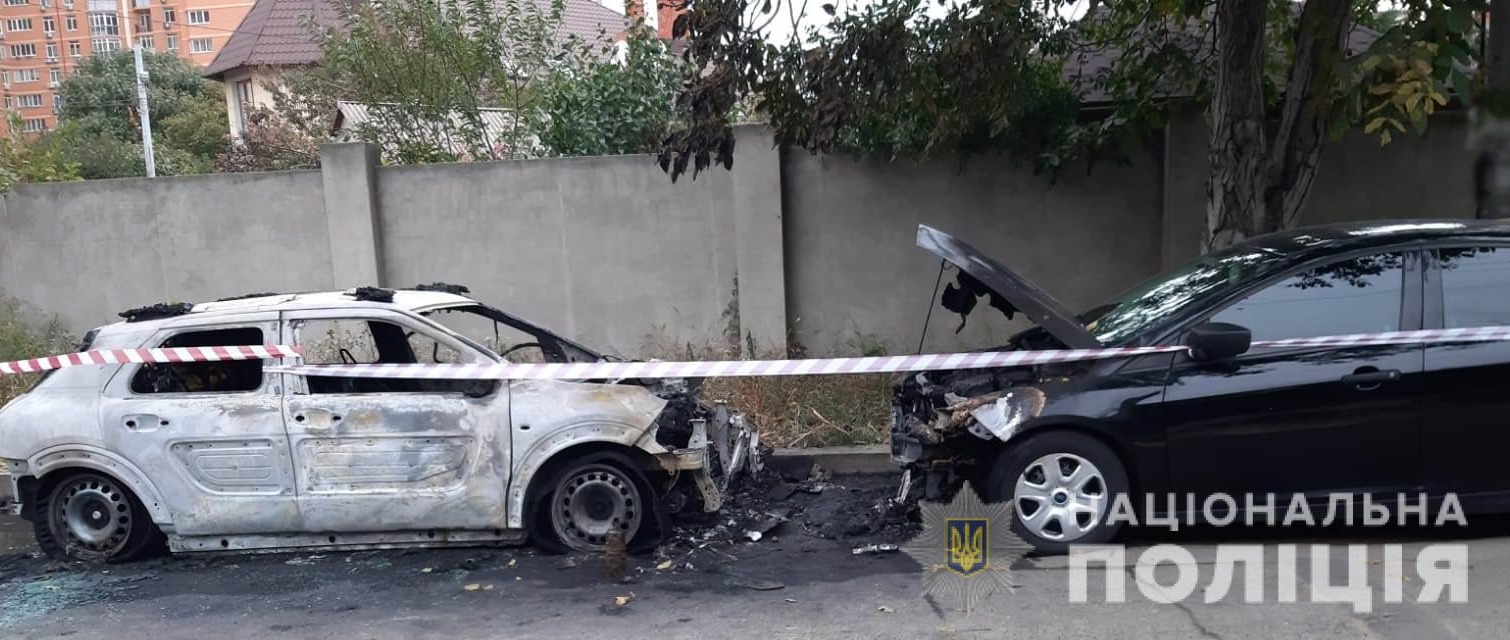 В Одессе загорелись два припаркованных автомобиля (фото) «фото»