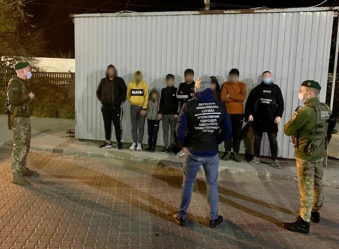 В Черноморском порту задержали нелегальных мигрантов (фото) «фото»
