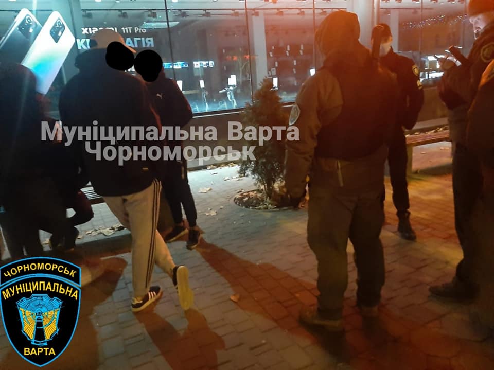 В Черноморске задержали парней, устроивших стрельбу в жилом доме (фото) «фото»