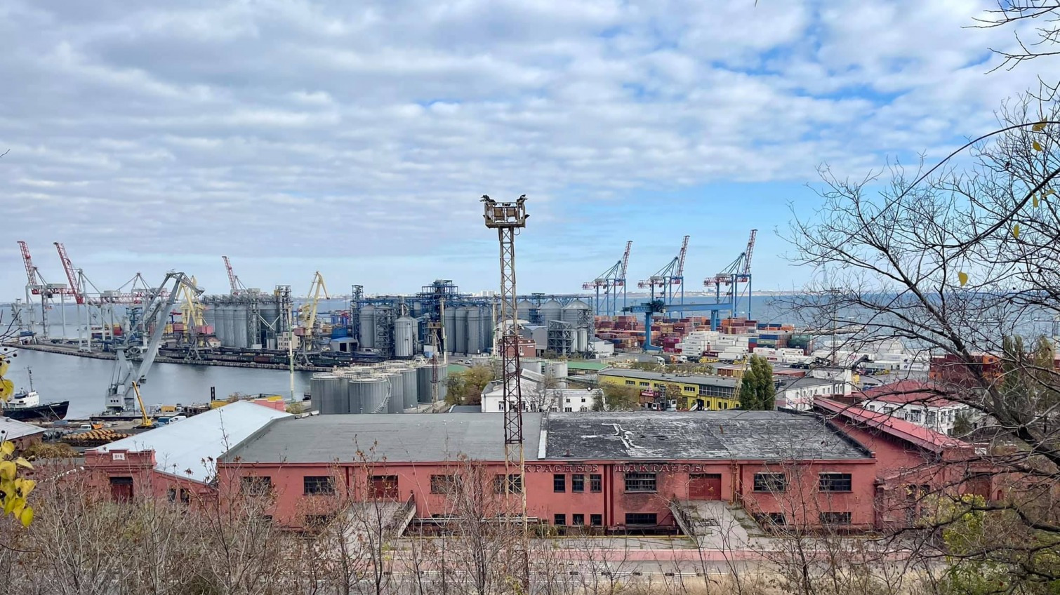 В Одесском порту сдадут с аукциона знаменитые красные пакгаузы (фото) «фото»