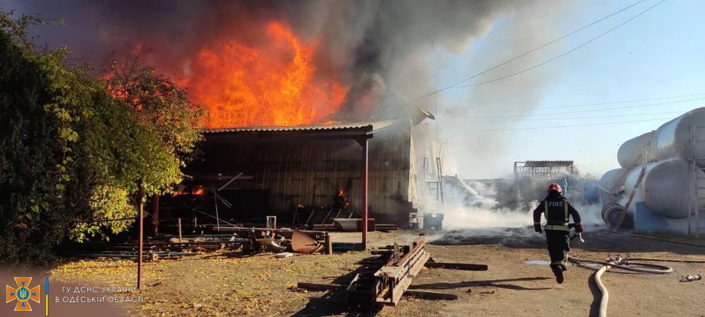 Спасатели тушили пожар в ангаре винзавода в Одесской области (фото) «фото»