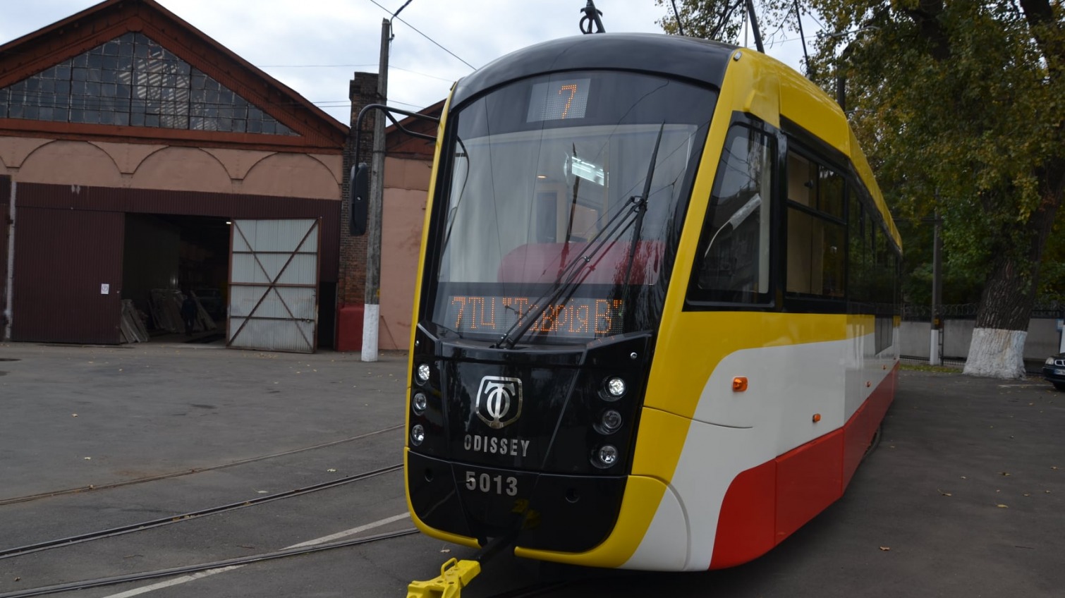 В Одессе на линию выпустили новый трамвай, в котором можно заряжать телефон (фото) «фото»