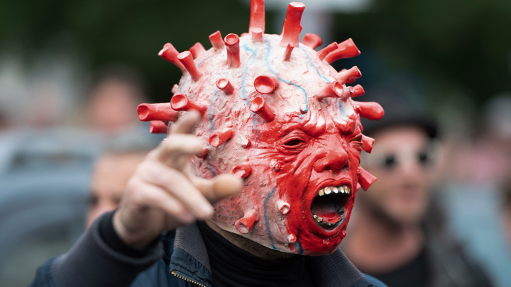 Вирус COVID-19 и Игра в кальмара: топ-7 странных костюмов на Хэллоуин «фото»