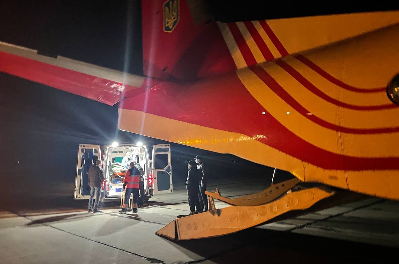 Самолет спасателей экстренно доставил тяжелобольного пациента из Одессы в Киев (фото, видео) «фото»