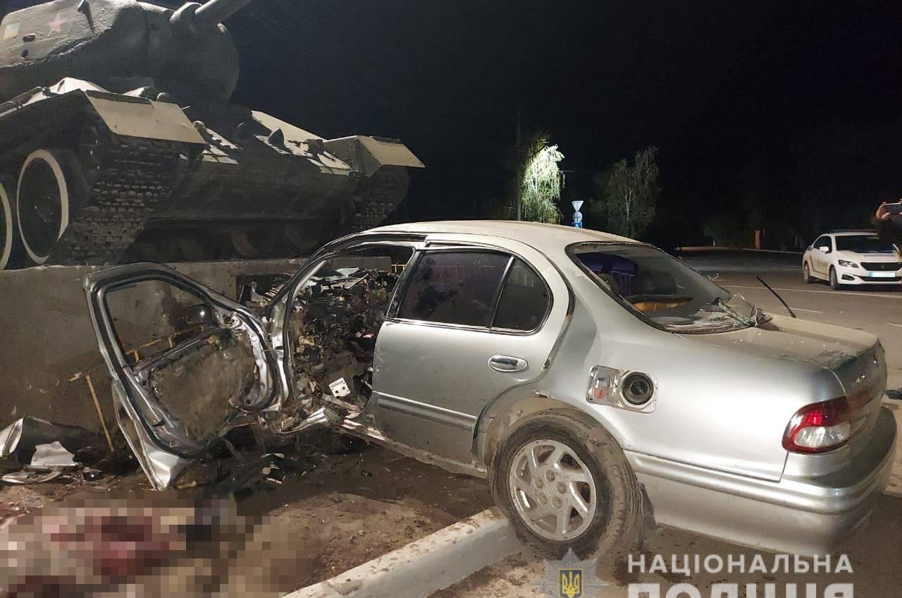 Разбился о постамент танка: в Беляевке в ДТП погиб водитель (фото) «фото»