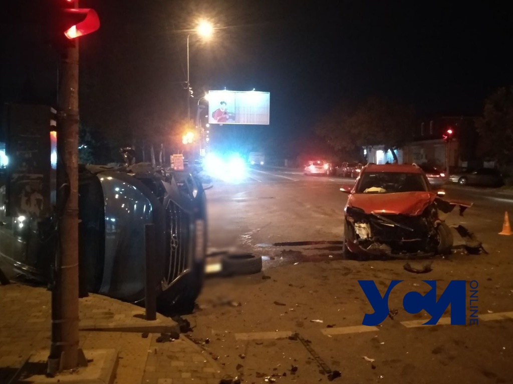 Ночная авария на Черемушках: авто опрокинулось, второе разбито (фото) «фото»