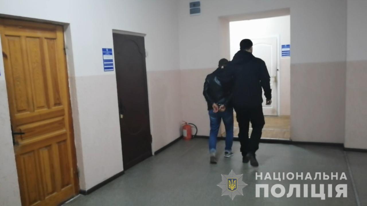 В Одессе отчим насиловал семилетнюю падчерицу, пока ее мать была на работе (фото, видео) «фото»