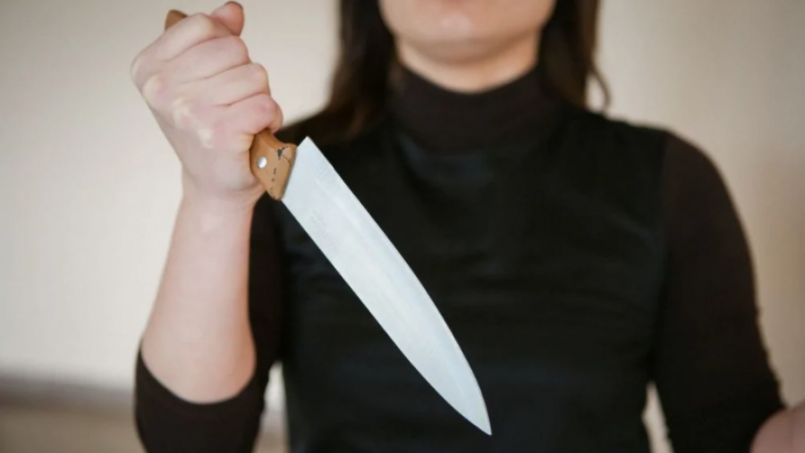 В Одессе ревнивая жена ударила мужа ножом в живот «фото»