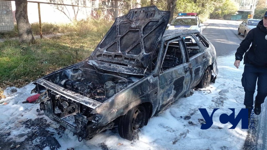 Выгорел дотла: в Одессе на ходу загорелся автомобиль (фото) «фото»