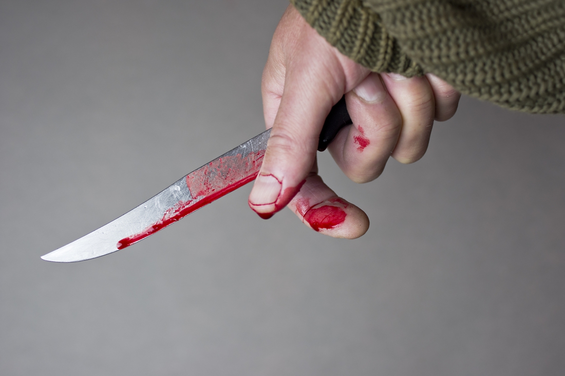 Нож в спину: в одесской квартире полиция нашла раненого мужчину и двух женщин (фото) «фото»