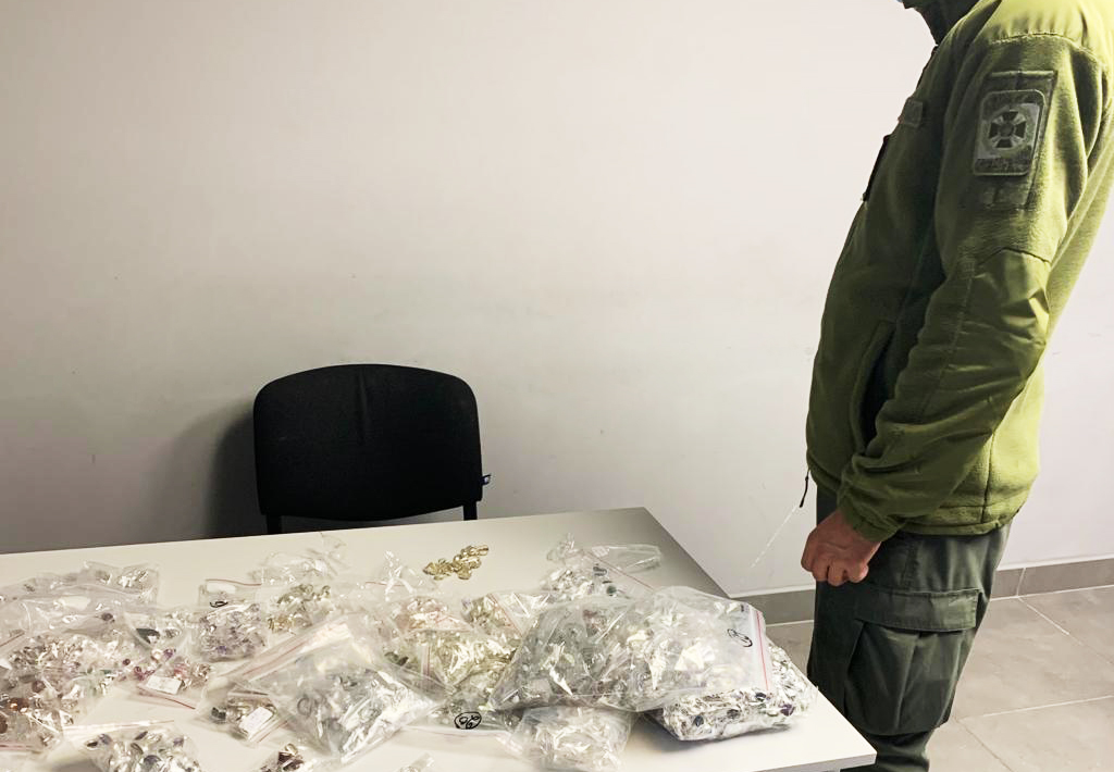 Иностранец вез через аэропорт «Одесса» почти 12 кг ювелирных украшений (фото) «фото»