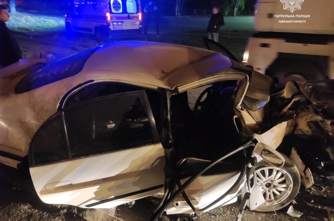 На Грушевского авто разбилось о столб, пострадала водительница (фото) «фото»