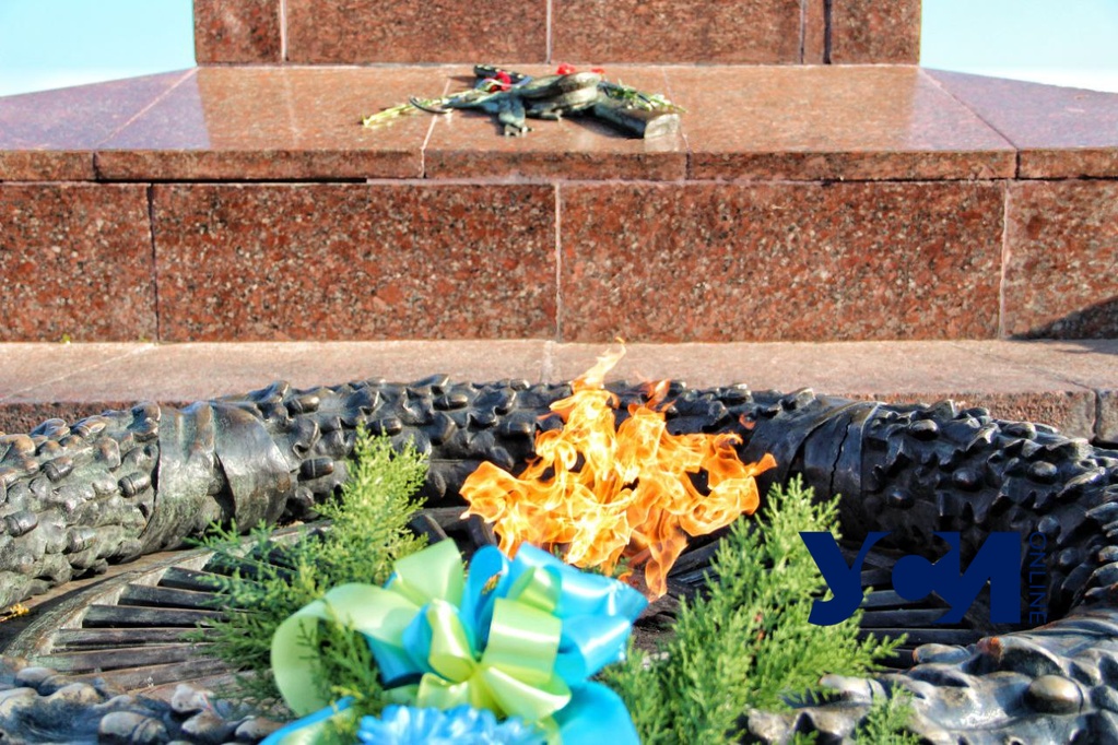 У памятника Неизвестному матросу возложили цветы в День освобождения Украины (фото) «фото»