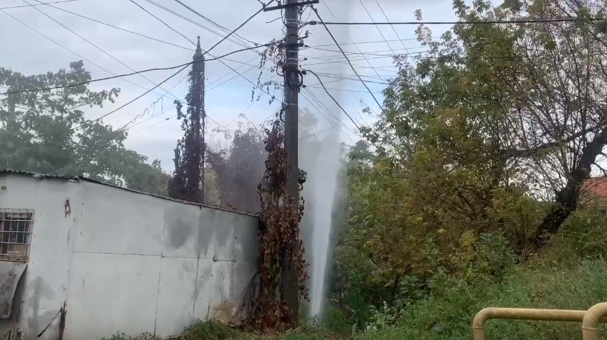 На Даче Ковалевского бьет 6-метровая струя воды (видео) «фото»