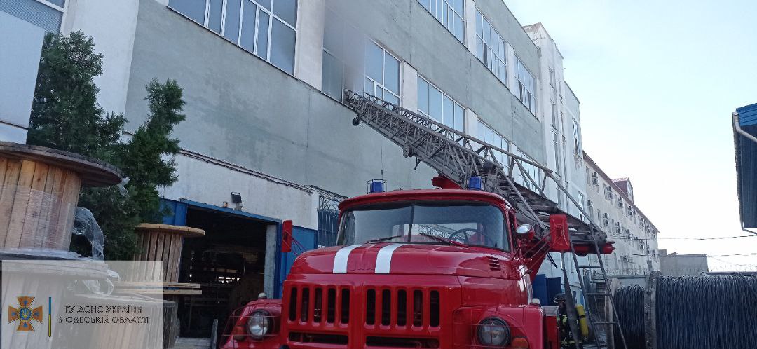 Одесские спасатели тушат пожар на кабельном заводе (фото) Обновлено «фото»