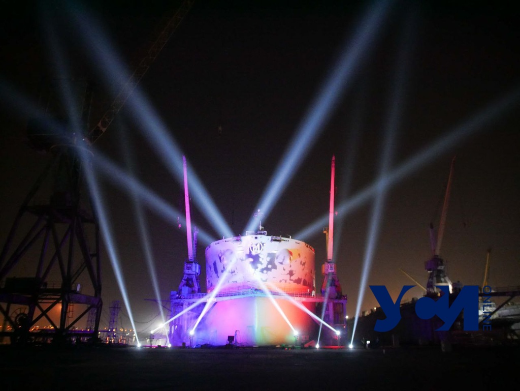 В Одесской области устроили световое шоу на гигантском теплоходе (фото) «фото»