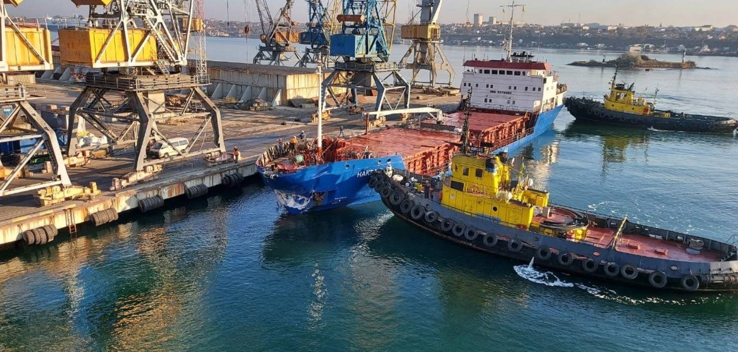 В Черноморске судно врезалось в причал (фото) «фото»